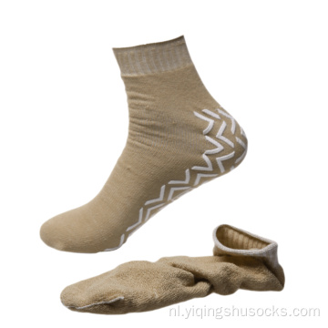 De ouderen gebruiken aangepaste openbare zachte niet-slip sokken